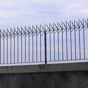 Muro com grade de alumínio