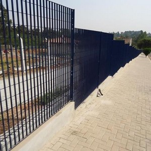 Muro com grade de alumínio